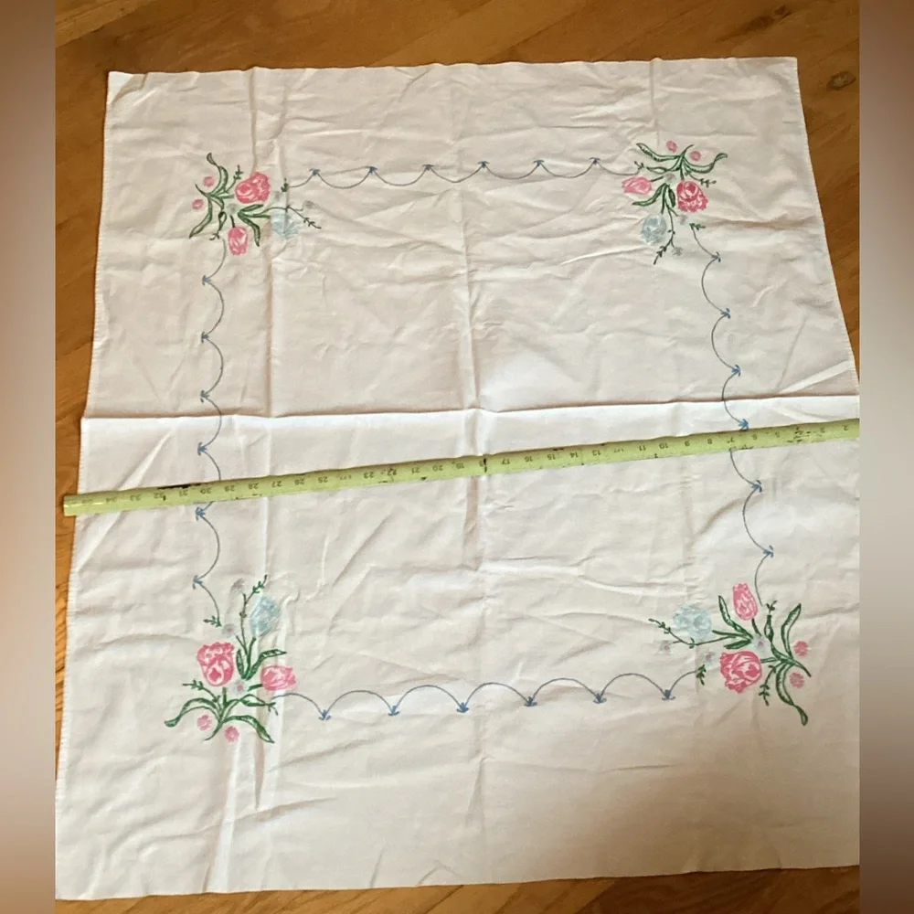 TABLECLOTH LOVINGLY MADE  Vintage FLORAL EMBROIDERED 41” X 35” VNPLVC